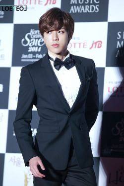 ifntsungyeol:  140123 Seoul Music Awards Red Carpet© LOEYEOL | do not edit, crop or remove watermark.     