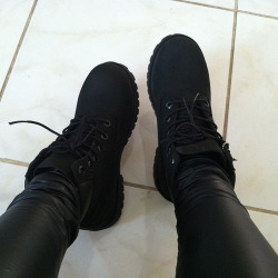 jasmingranado:black timbs, black leather leggings #fresh