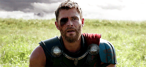 fallenvictory:The loss of Thor’s eye is briefly foreshadowed when he sees a cracked portrait of hims