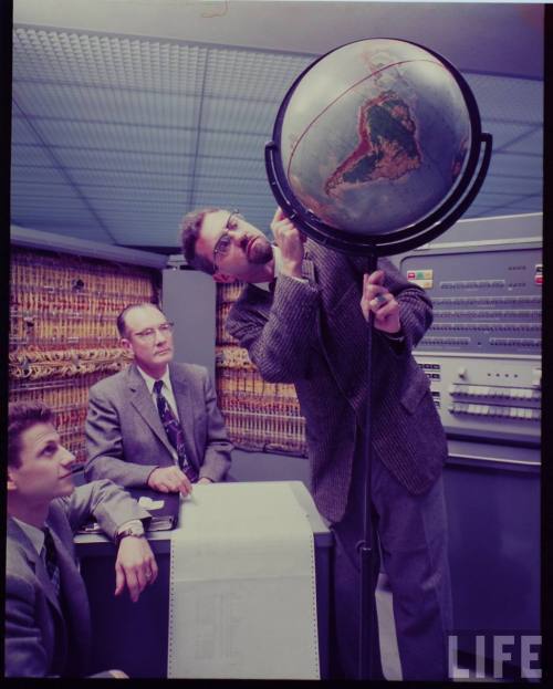 Trying to determine the orbit of Sputnik at MIT(Dmitri Kessel. 1957)