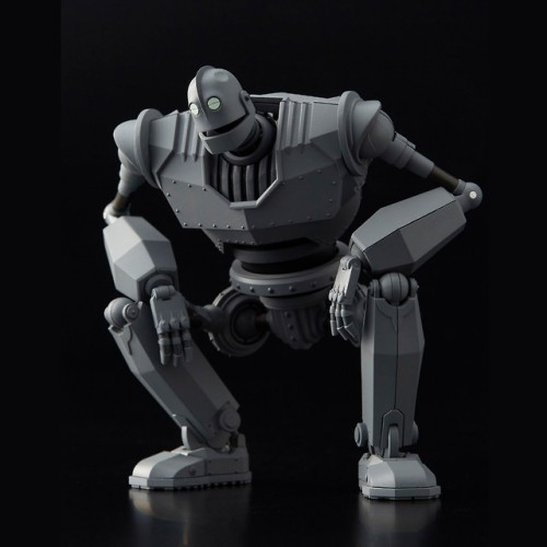 “See anything unusual, Hogarth?“Riobot The Iron Giant 1/80 Scale Pre-Painted Figure: The Iron GiantP