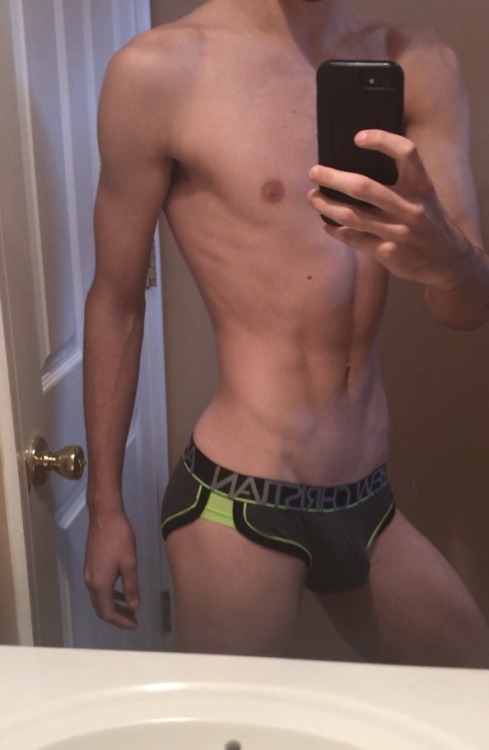 cheeky-twinks:If you got it, flaunt it