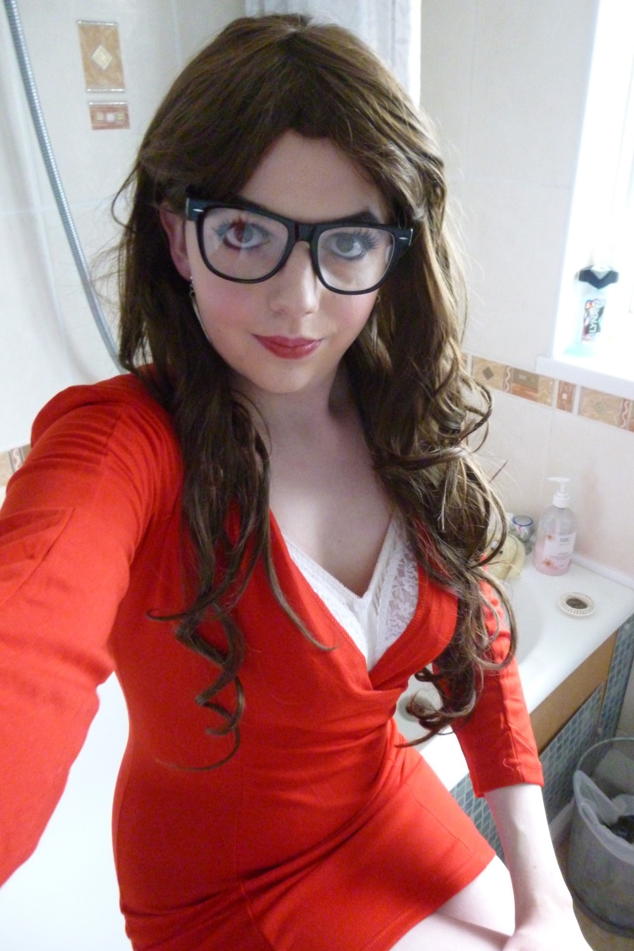 lucy-cd:  PicturesGorgeous new red business dress, I love it so much &lt;3  J'adore