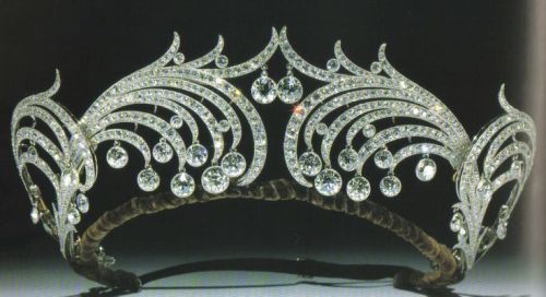shewhoworshipscarlin:Tiara by Cartier, 1904.