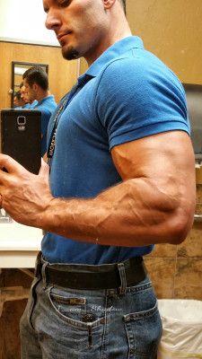 maleforearms:  Does this blue suit me you think? 