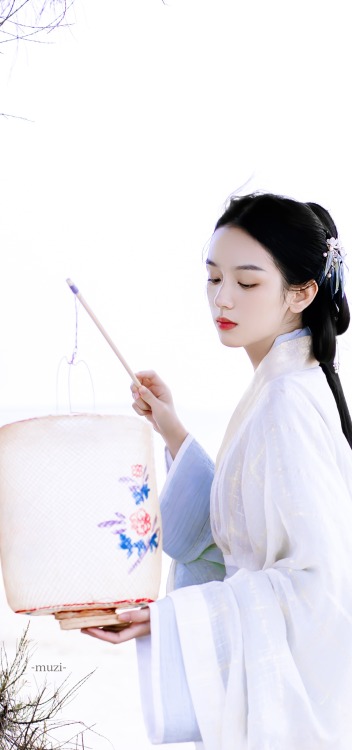 simply-zhouye:Gorgeous edits of Zhou Ye 周也 looking beautiful in her Hanfu ~ Happy Mid-Autumn Festiva