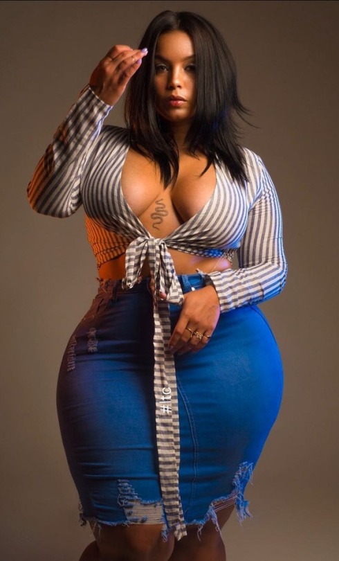tittychamp:  addicted2curvez:  #lovethemcurvez #damsexy   Lawd have mercy 