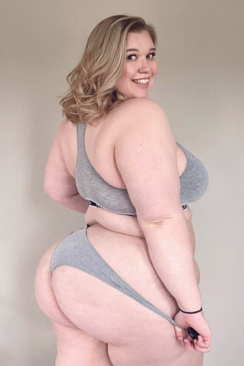 neptitudeplus:  If a puffy white cloud designed a woman, she would be almost as curvy and round as this chubby beauty. Almost. (Throwaway9445 via sdb)