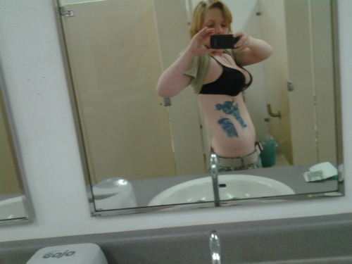 mymarinemindpart4:  Always a good time for bathroom selfies!