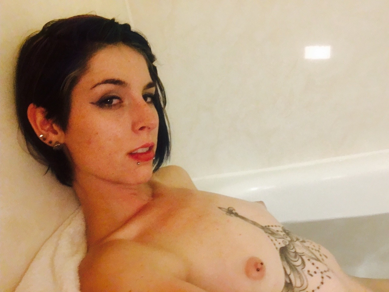 xxxaliceleexxx:  Boobies in the tub