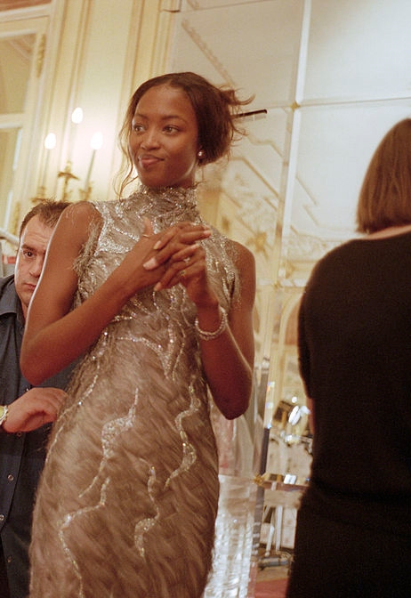 howtobeafuckinglady:  Naomi at a fitting for Versace’s Fall/Winter 1998 Haute Couture