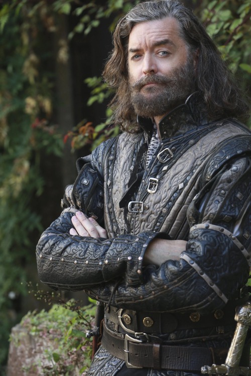 a picture of Timothy Odmunson in blue-gray medieval getup. still one of the first images under the Google search "Corlys Velaryon"