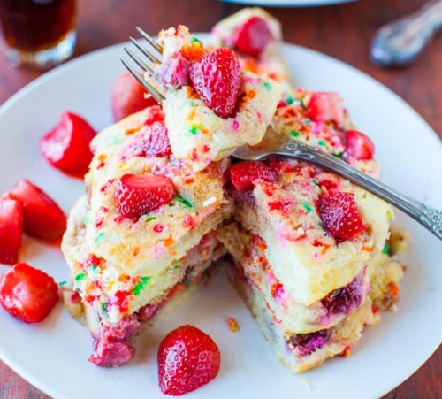 nom-food:  Strawberry funfetti pancakes