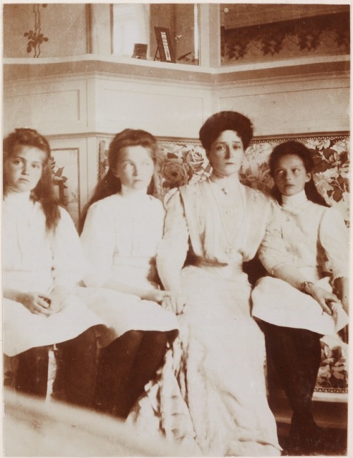 thelastromanovsofrussia:Olga, Tatiana and Maria with Alexandra in her reception room at the Lower Da