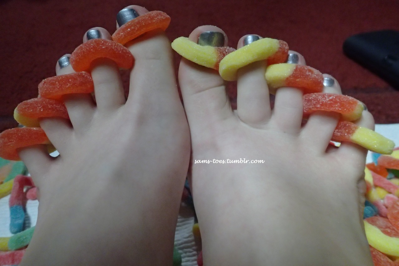 sams-toes:Someone could eat these rings off my toes if you buy a sweets baggy. ;3
