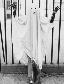 gravesandghouls:  Children in Halloween costumes photographed by Larry Racioppo NYC, 1974 - 1978 