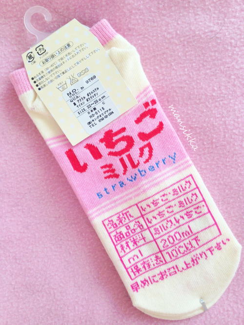 mansikka:  Look at these perfect socks I got as a souvenir from Japan..! *___* 