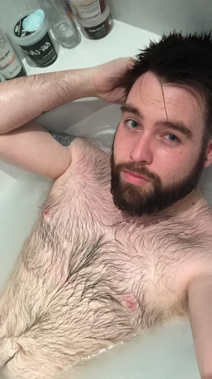 pizzaotter: martyn-7:  Serving you ‘Bathtime Attention Whore Realness’  I will literally NEVER be over how stunning this guy is. 