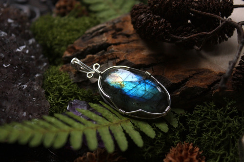 90377:All these beautiful wire wrapped gemstone pendants are now available at Sedna 90377.