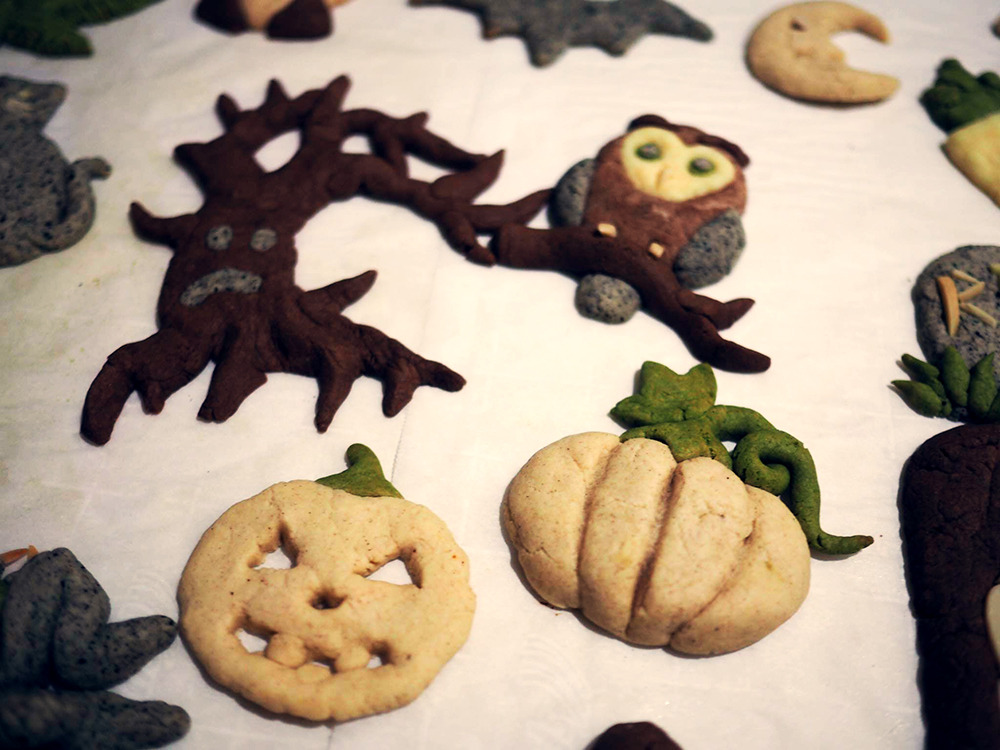yuumei-art:  Happy (late) Halloween!I’ve been too busy to really celebrate Halloween