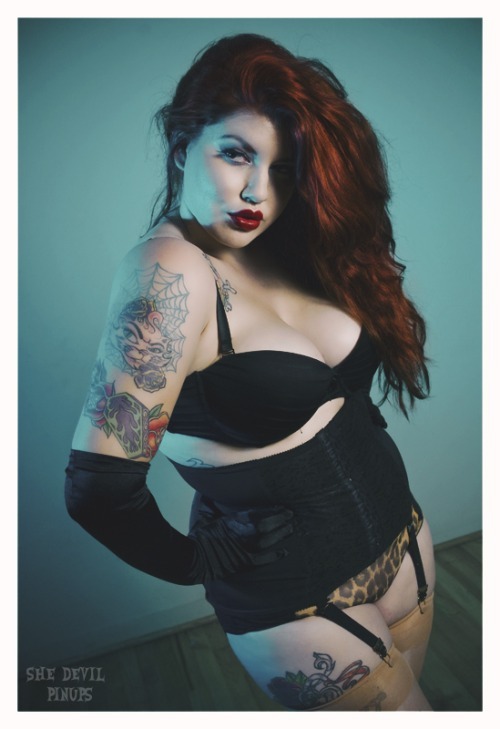 lovefigures:Follow LoveFigures for more gorgeous curves or check out the Facebook