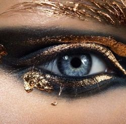 diantien:  Egyptian-inspired makeup http://is.gd/pg5UIb