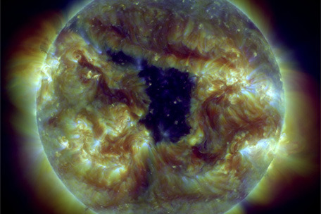 Porn Pics discoverynews:  There’s a Hole in the Sun!