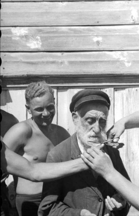 jewish-privilege: agnellina: greasegunburgers: German soldiers cutting the beard of an old Jewish ma