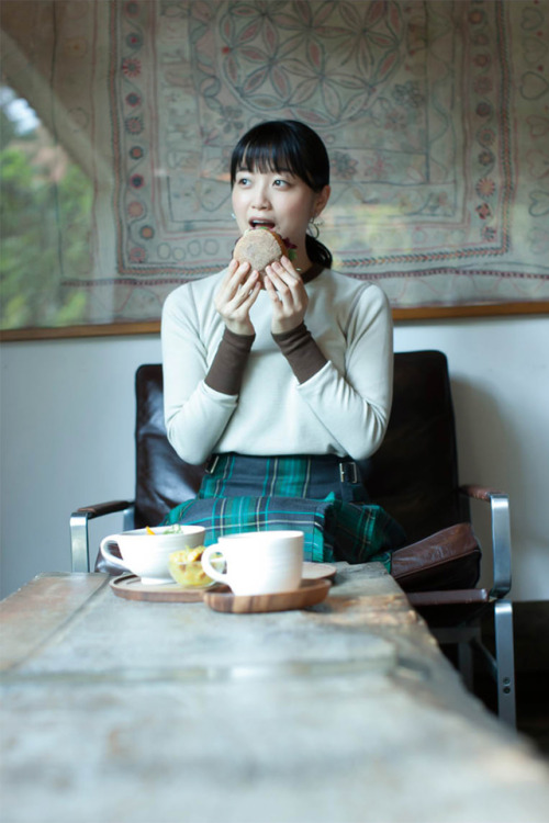 sakamichi-steps: 深川麻衣の湘南びより 【後編】 reblogged with tintum.