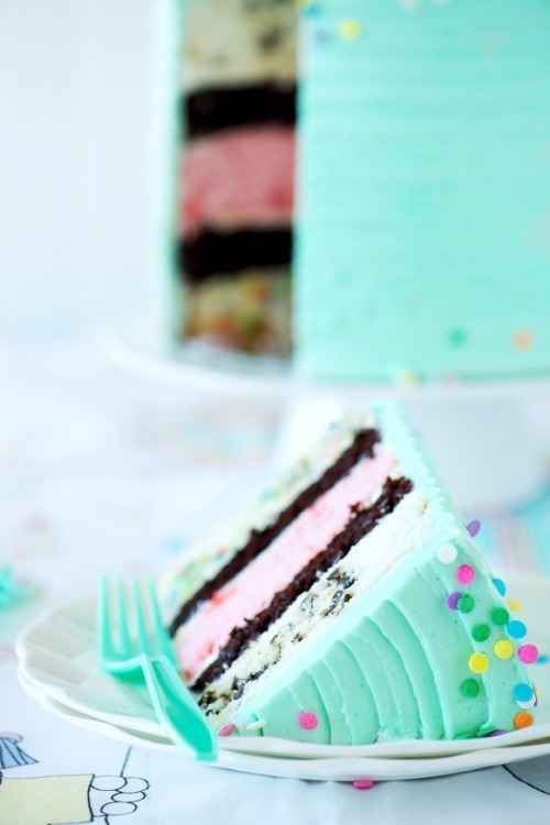 magicalfoodtime: (via Sweetapolita – Birthday Medley Layer Cake | Sweetapolita)