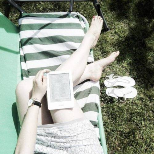 ebookfriendly:  Reading on a #WhiteKindle ebks.to/2bdKU7P