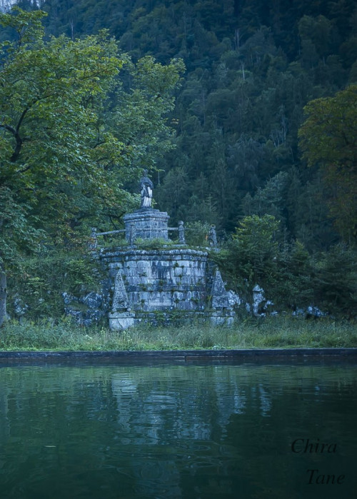 bavarianurbex: The mountain lakeOn a very famous Bavarian lake there is this beautiful island. In a 