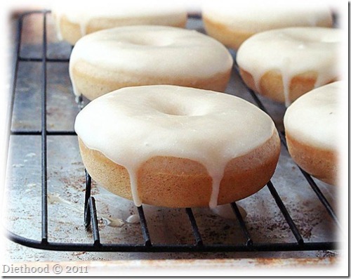 foodishouldnoteat: Baked cinnamon donuts with vanilla glaze 