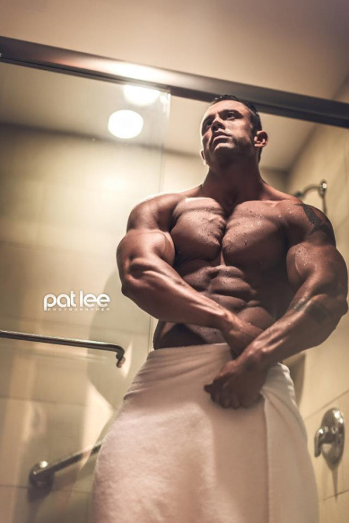 desbeauxmales:  Waouw Aaron je te kiffe 