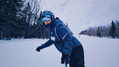 Quel bien-être quand on est dans le moment présent. Surtout sur les pentes! 🏂Aujourd'hui c'est le retour au bureau (pas grave j'adore mon gym!), mais j'y retourne assurément en mars! 👍#snowboard #winter #Massif #sports (à Le Massif de Charlevoix)