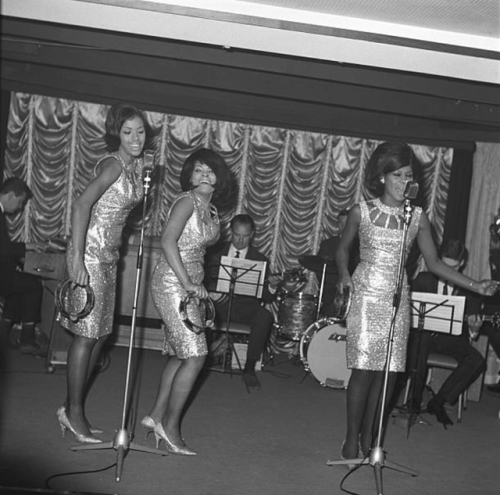 twixnmix: The Marvelettes in London, June 1965.