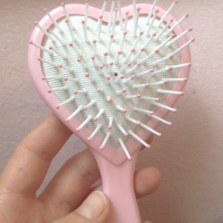 blodbad:  hair brush and a mirror