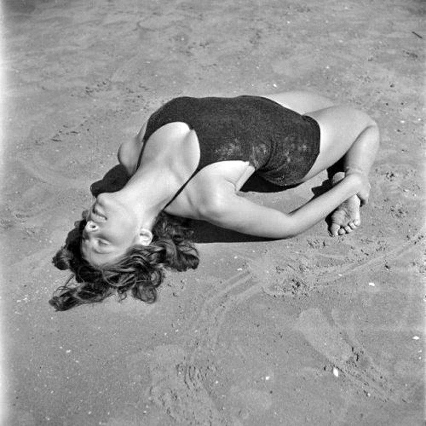 “Eva Besnyö, Strand, Oostduinkerke, Belgie, 1934
”