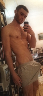 bastispisser:  Smell this bulge