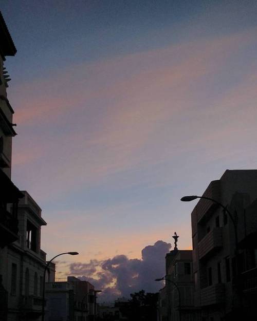 Forte ma non troppo #dannatenuvolenubialonso ___________#nuvole #sunrise #pink #santacruzdetenerife 