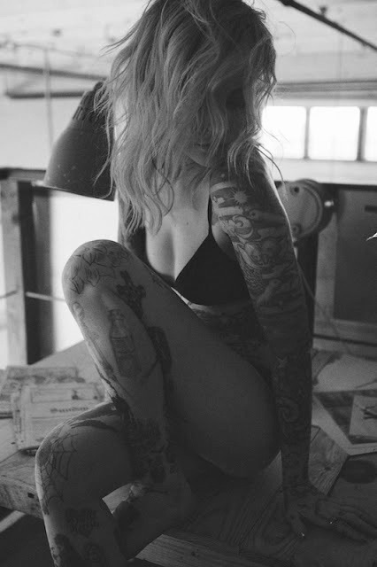  follow us if you like the curves on women CurvesDaily 
