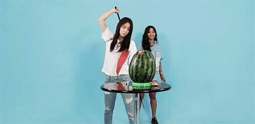 voonbora:when soyou had to try a self defense product on a watermelon and the result got hyorin shoc