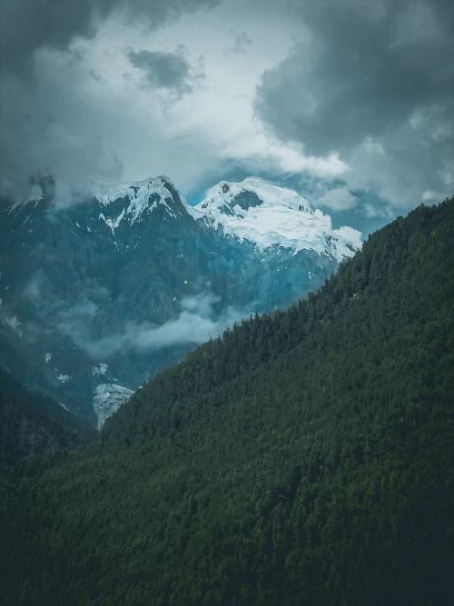 moody-nature:misty mountains // By Dong Xie