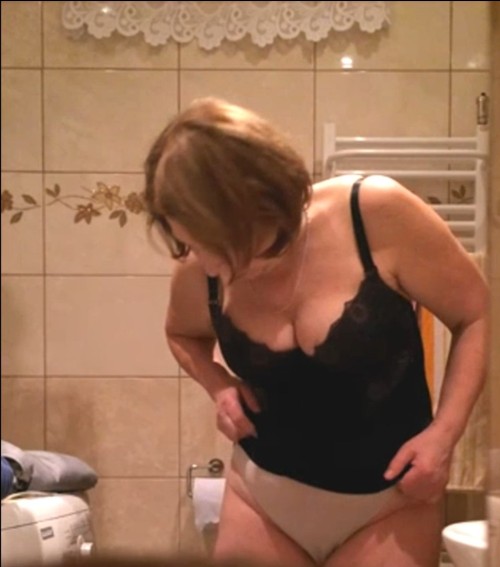 Porn Pics mature-woman-and-wifes-sharing:  amatorskiedymanko: