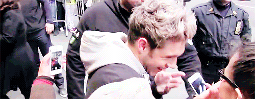 lewisandneil:  Niall preteding to get overwhelmed with a fangirl, requested by anon - x 