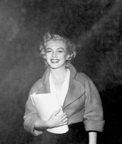 summers-in-hollywood: Candid photo taken of Marilyn Monroe, c.1952  https://painted-face.com/
