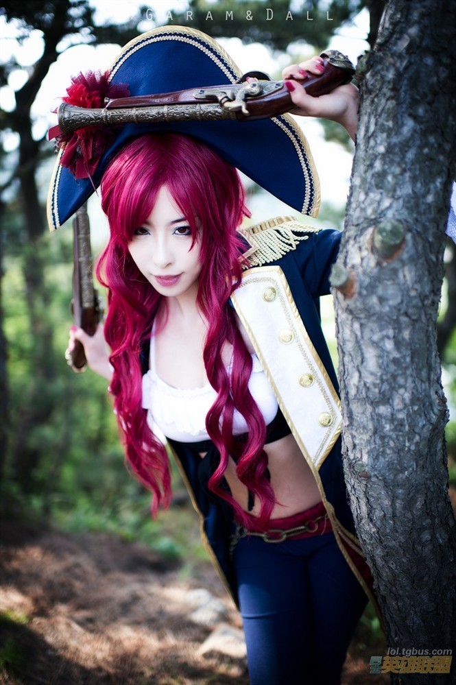 league-of-legends-sexy-girls:  Miss Fortune Cosplay #1 http://lol.tgbus.com/tu/cos/208670.shtml