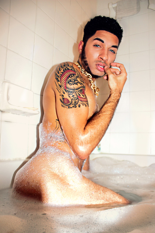 blackmeet3:  tasteemenblog:  TasteeTreasures.Com  Dont be  scared I will just  HURT a lil
