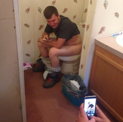 johnnyfeelgood20:Pooping