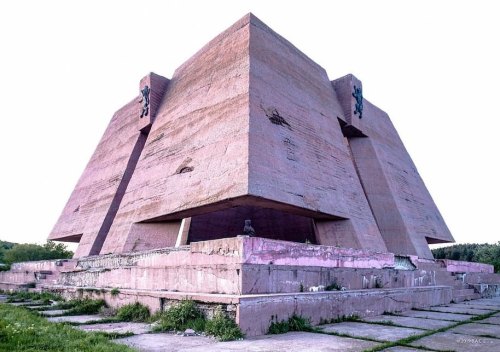 b-a-c-u:Pantheon to the Heroes in the Serbo-Bulgarian War, Gurgulyat, Bulgaria, Built in 1985, archi